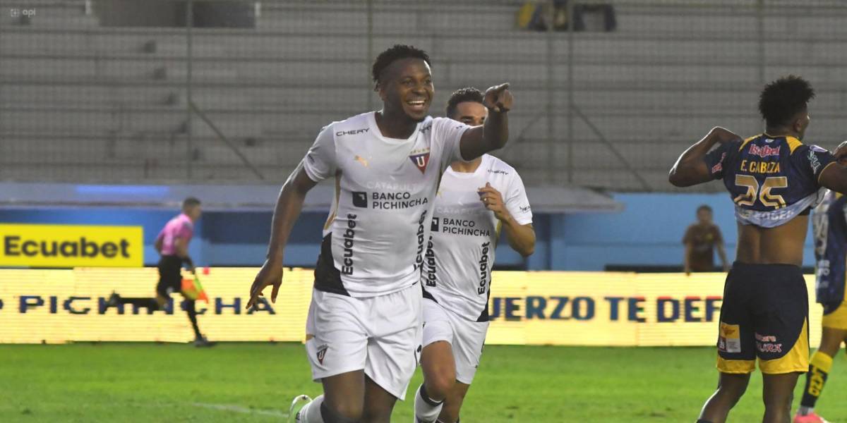 Liga de Quito golea en Manta con triplete de Estrada