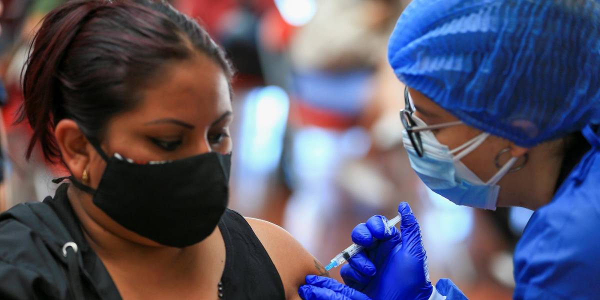 Ecuador empezará a aplicar la tercera dosis de vacuna a grupos prioritarios
