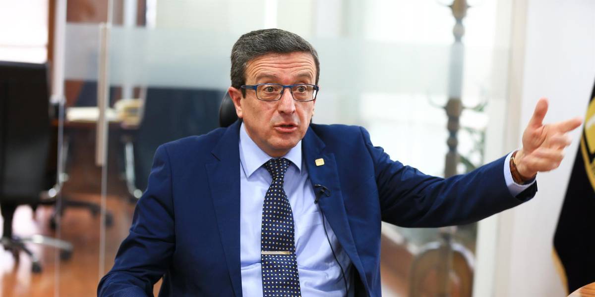 Íñigo Salvador renuncia a la Procuraduría, Juan Larrea asumirá el cargo