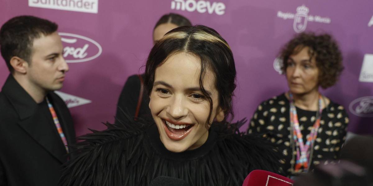 La cantante Rosalía atiende a la prensa a su llegada a la gala de LOS40 Music Awards 2025 este viernes, en el Roig Arena de València. EFE/Kai Forsterling
