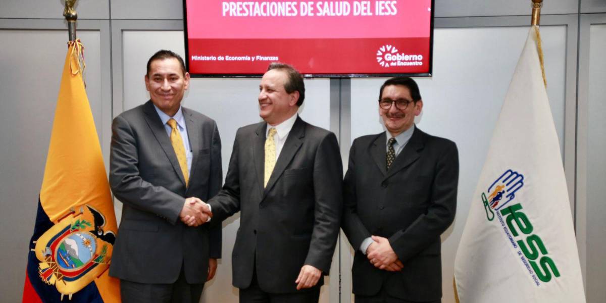 Director general del IESS fue destituido por incumplimiento de funciones