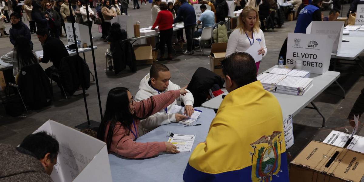 Elecciones 2025: Ecuatorianos en España ejercen su derecho al voto en las presidenciales