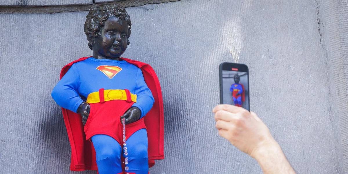 Manneken Pis vestido como Superman con motivo del estreno de la película del superhéroe