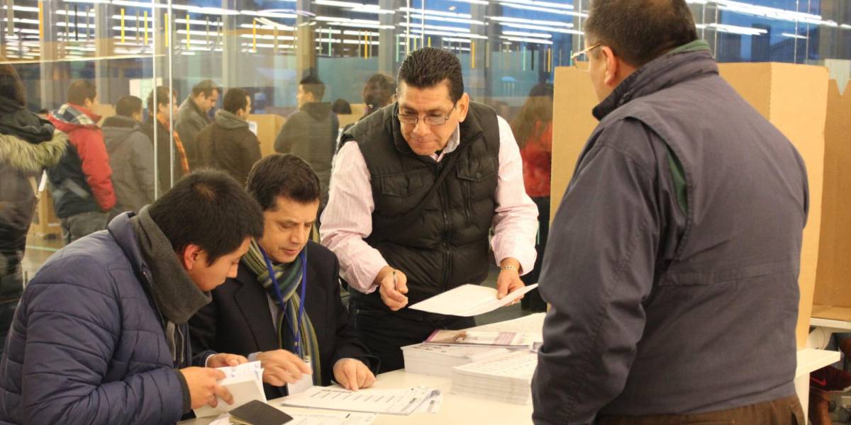 Alrededor del 20 % de los ecuatorianos registrados en España acudieron a votar