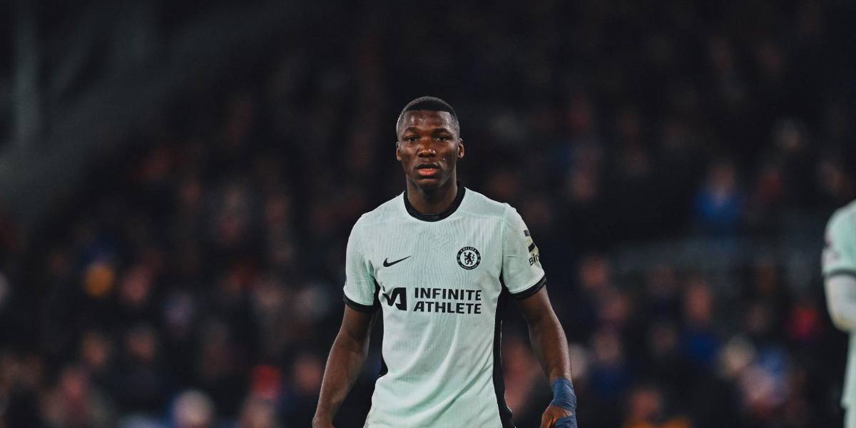 Moisés Caicedo le hace degustar productos ecuatorianos a un youtuber inglés