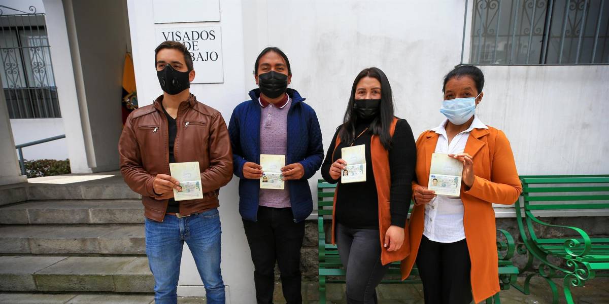 España entrega primeros visados a jornaleros ecuatorianos del campo