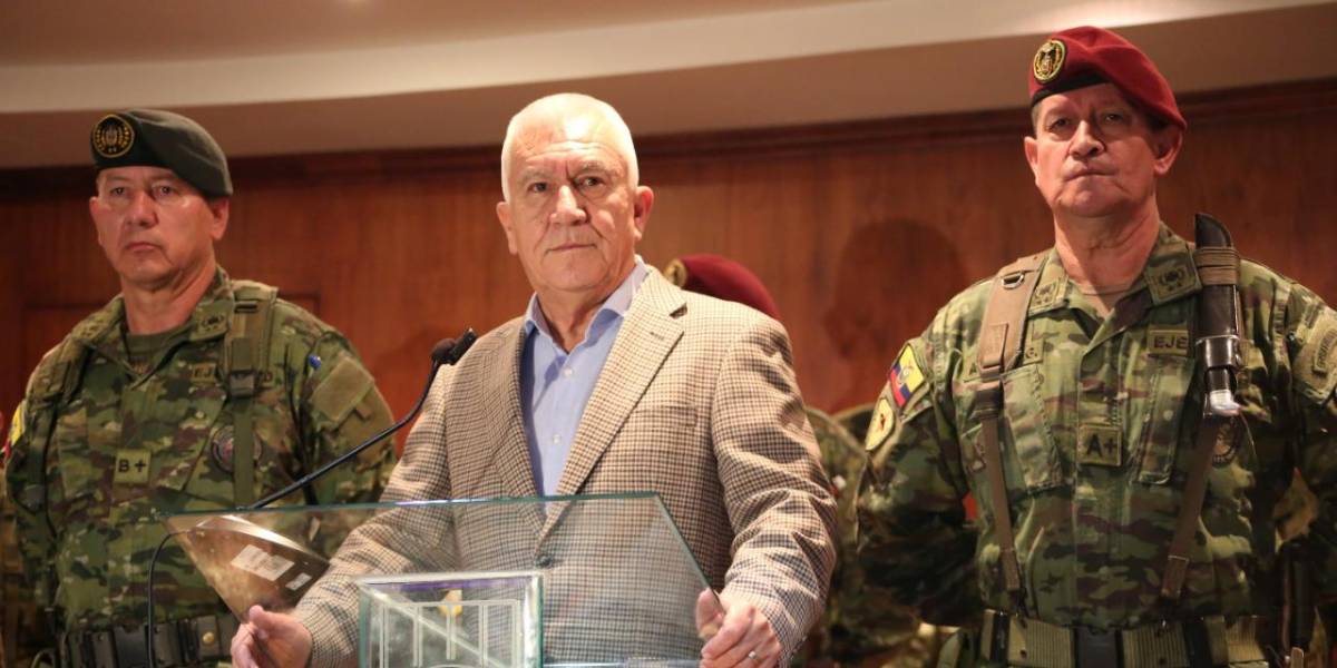 Ministro de Defensa: la democracia de Ecuador está en serio riesgo
