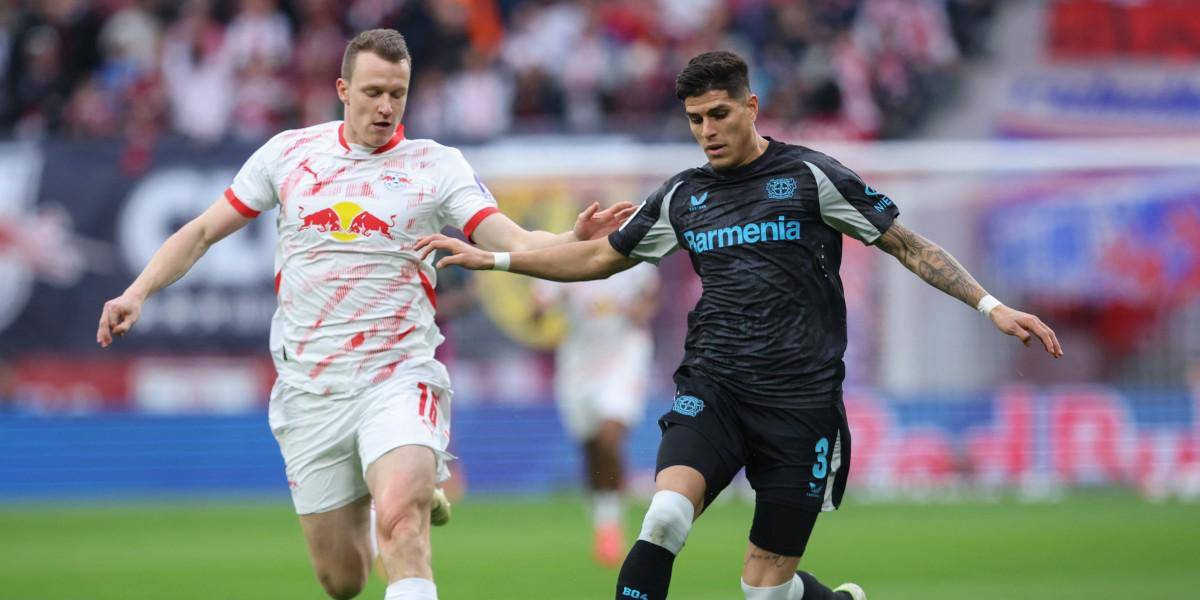 El Bayer Leverkusen de Piero Hincapié empató con Leipzig y se aleja del Bayern Múnich