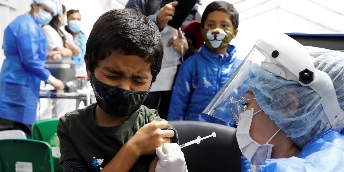Expertos internacionales piden un examen minucioso antes de vacunar a los menores de 12 años