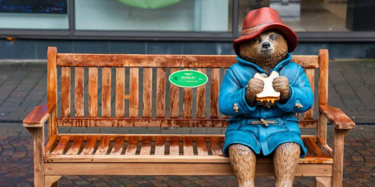 Dos militares condenados por destruir y robar la estatua del oso Paddington en Reino Unido