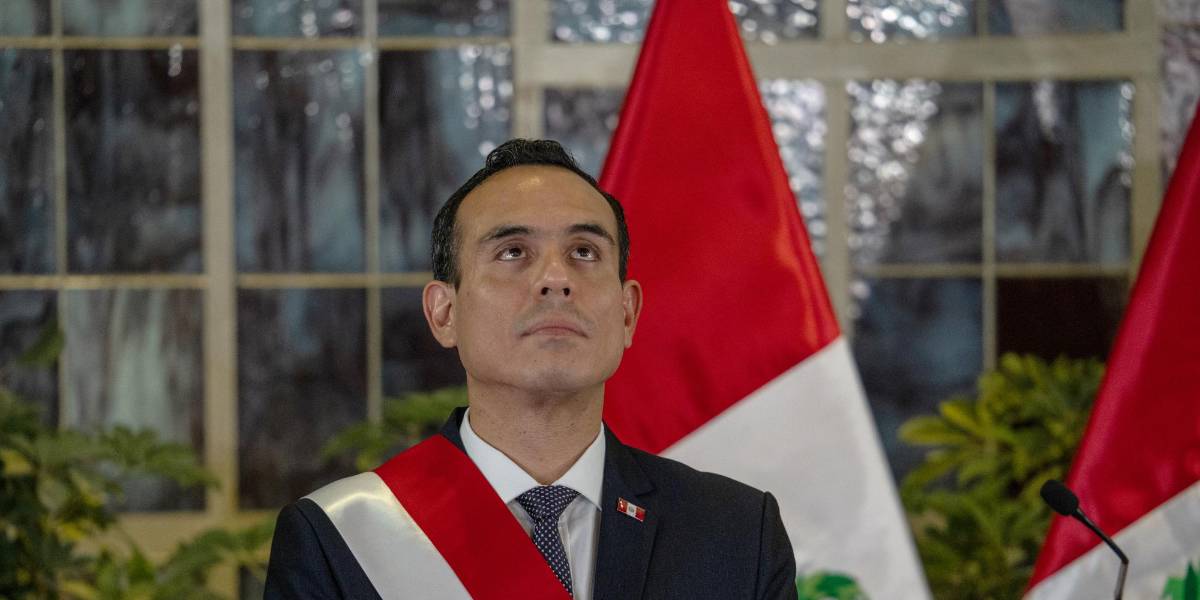 El presidente interino de Perú recibe permiso del Congreso para viajar a Ecuador