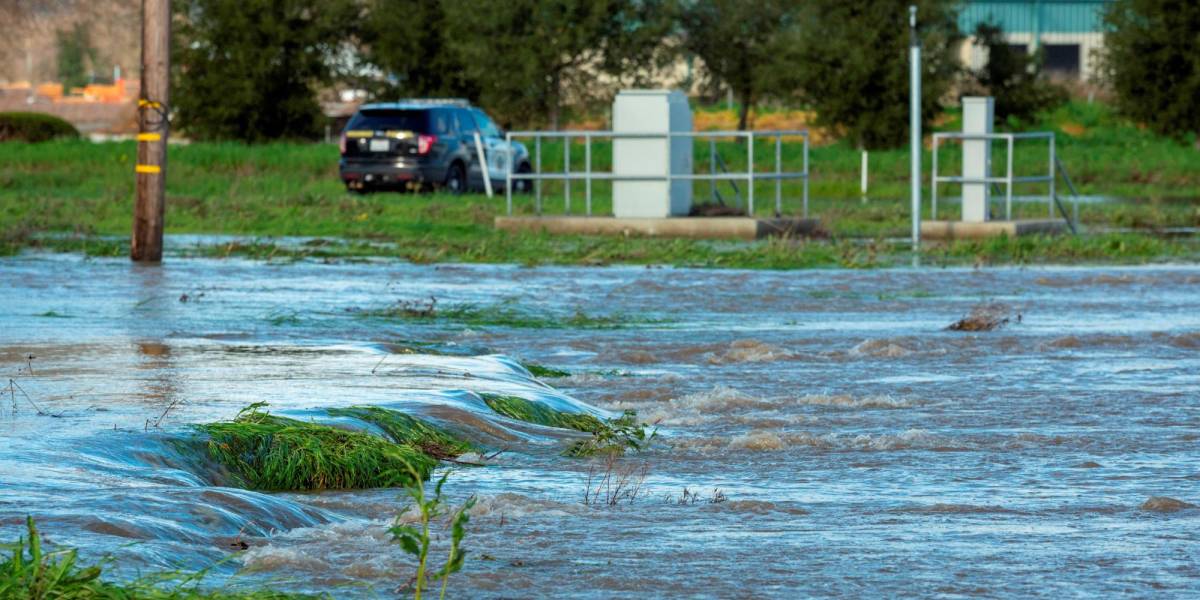 Graves inundaciones en California dejan sin electricidad a 380.000 hogares