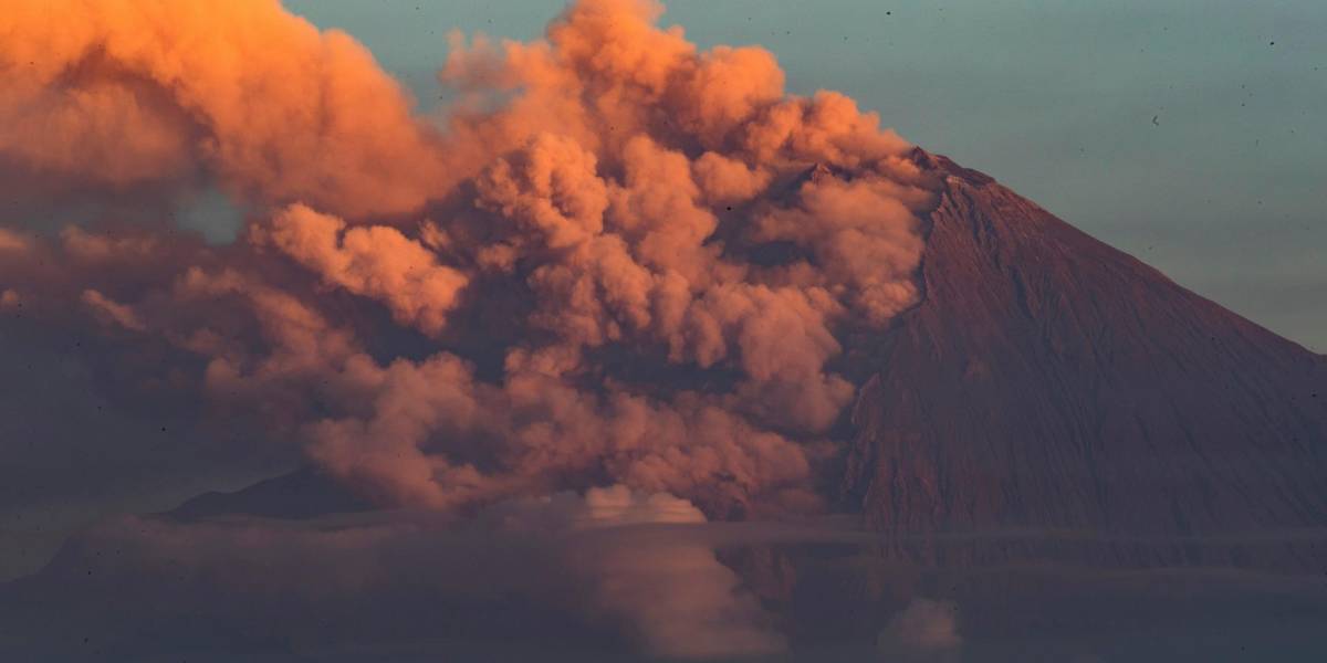 El volcán Sangay lanza columna de ceniza de unos 1.200 metros