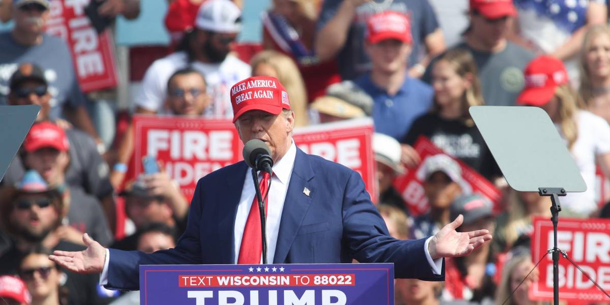 Donald Trump promete residencia automática para migrantes universitarios