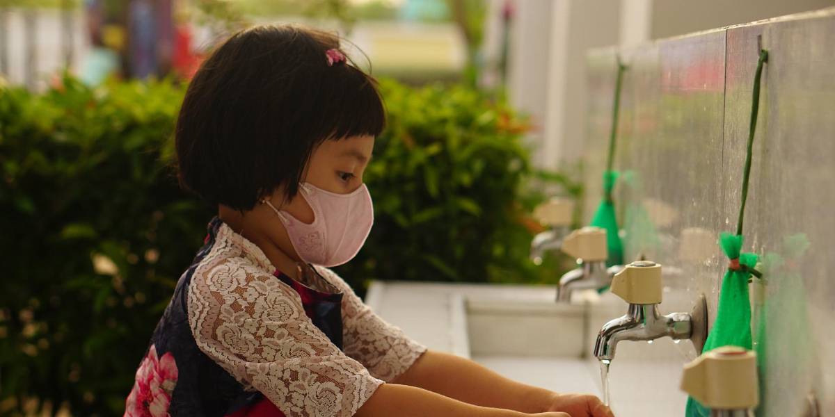 Médicos ven débil el argumento que apoya vacunar a niños menores de 12 años para proteger a sus familiares