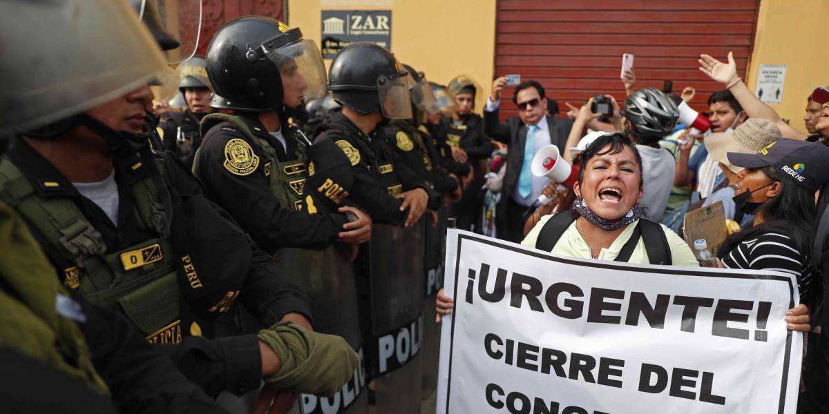 Crisis en Perú: Policía ingresa a universidad, desaloja manifestantes