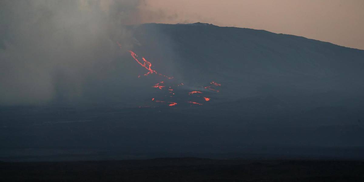 La lava de volcán La Cumbre, en Islas Galápagos, llega al mar tras 35 días en erupción