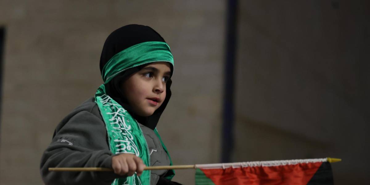 ¿Quiénes son las tres rehenes israelíes liberadas por Hamás tras el inicio del alto el fuego en Gaza?