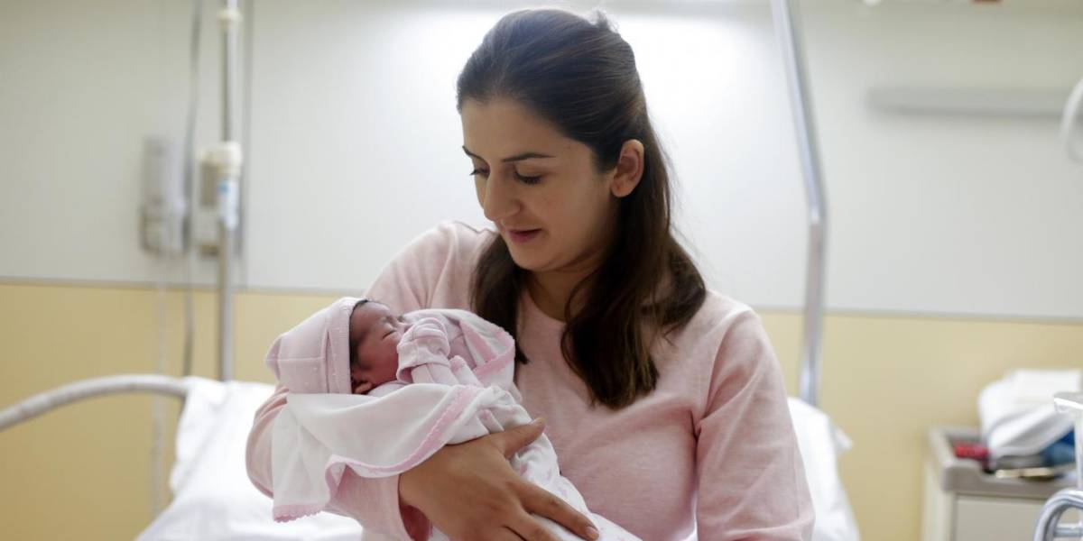 ¿Qué pasa si un bebé nace mientras su madre se encuentra en Estados Unidos con visa de turista?