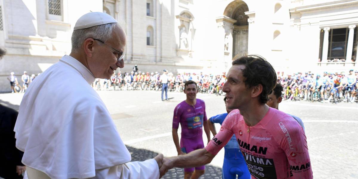 León XIV recibe la Maglia Rosa del Giro de Italia y bendice a los ciclistas antes de la última etapa