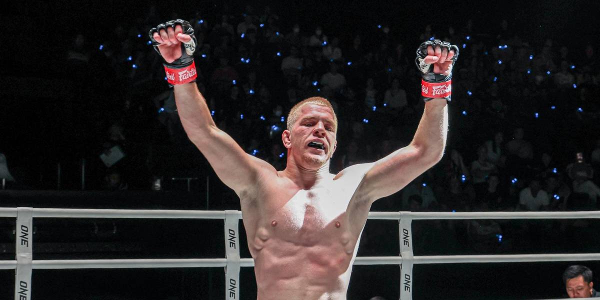 VIDEO | Ivan Parshikov, luchador ruso, recibe una descarga eléctrica tras ganar pelea en Tailandia