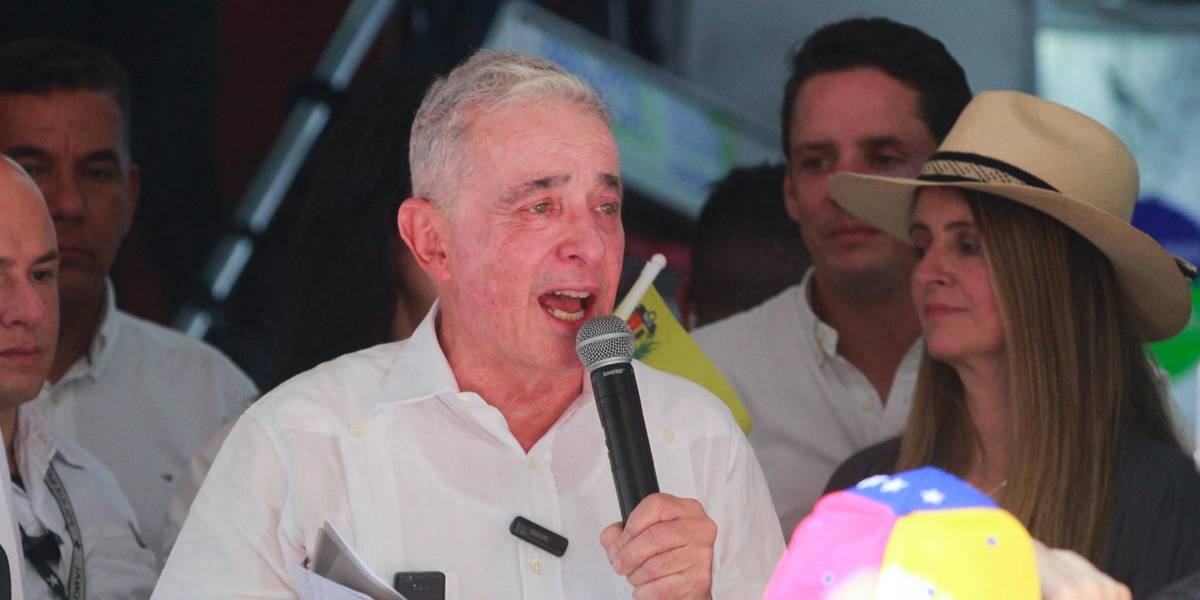 Álvaro Uribe plantea una coalición democrática en Colombia para elecciones de 2026