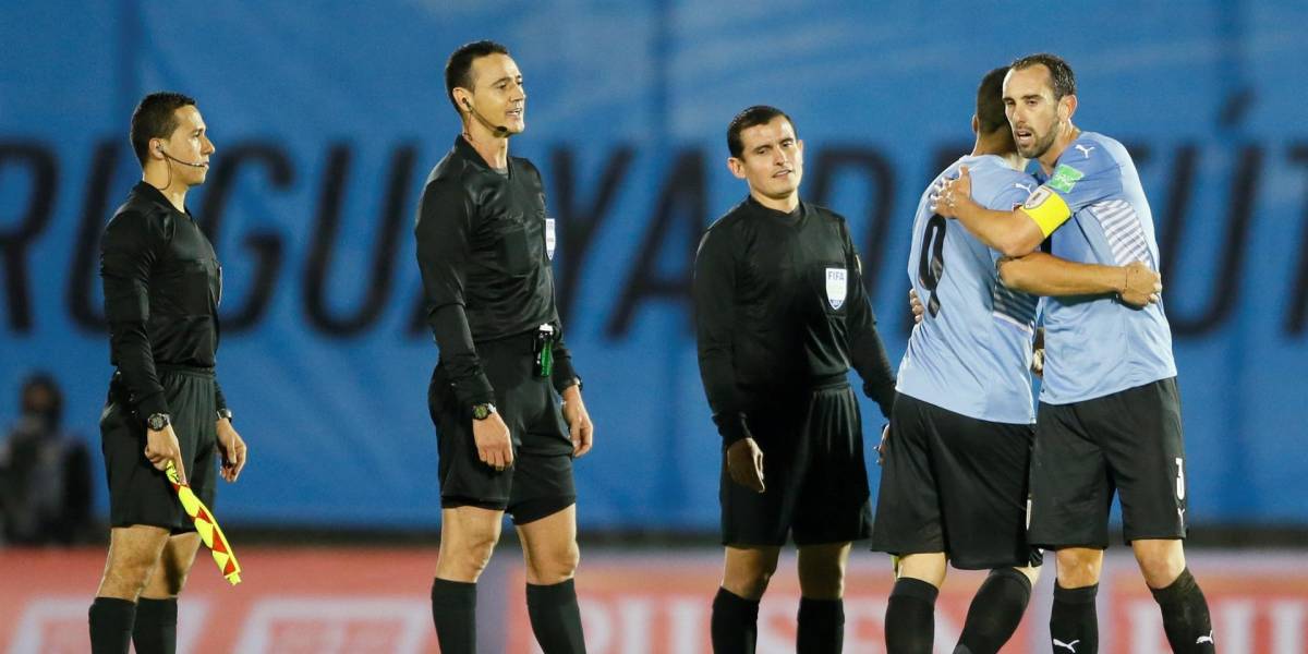 Suspensión por tiempo indeterminado a los árbitros del Uruguay-Paraguay