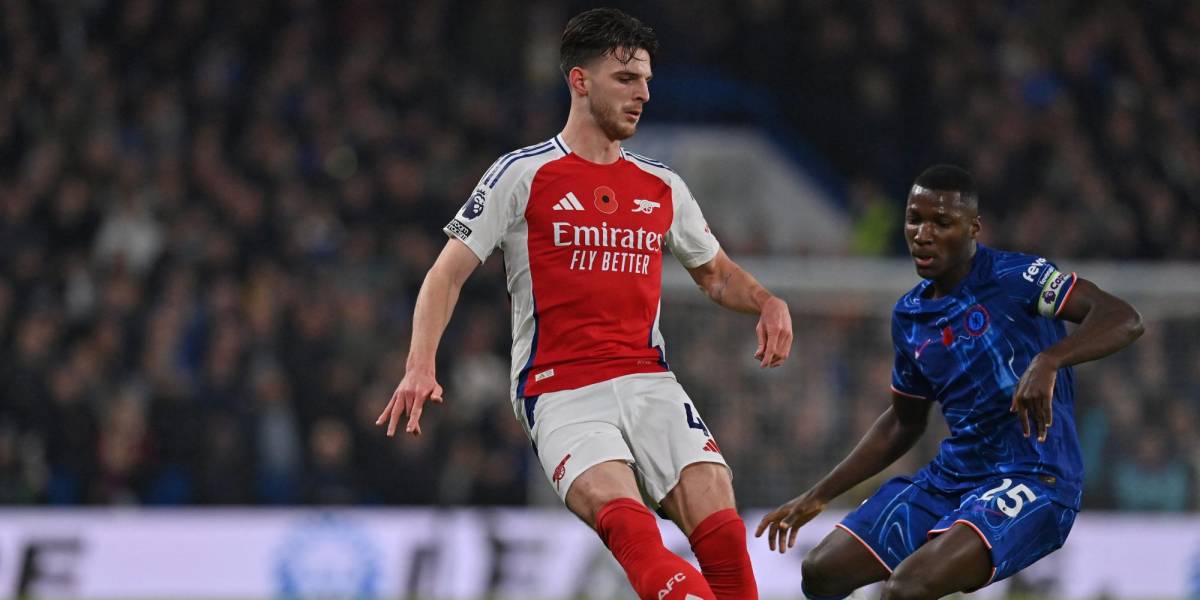 Declan Rice (i) disputa el balón con Moisés Caicedo (d) en el duelo entre el Arsenal y Chelsea.