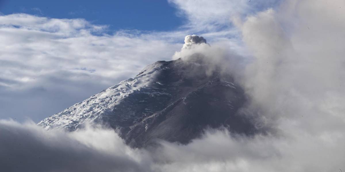 Caída de ceniza y olor a azufre se reportó en los alrededores del volcán Cotopaxi