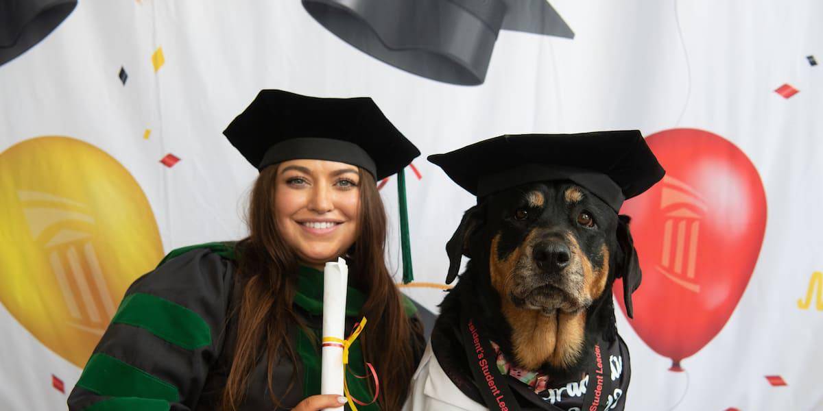 Tres perros de servicio recibieron doctorados de honor por una universidad en Estados Unidos