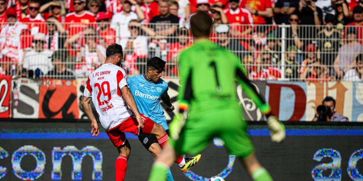 El Bayer de Leverkusen, de Piero Hincapié, ganó y se acerca al título