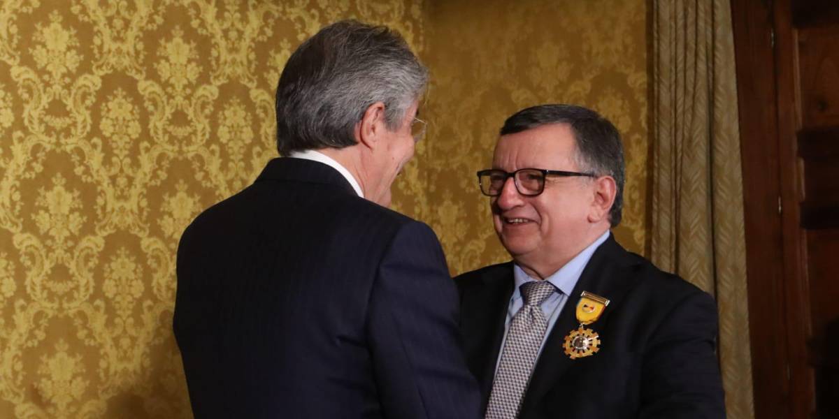 Emilio Palacio fue condecorado por defender la libertad de expresión