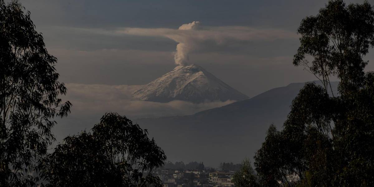 La cumbre glaciar del volcán Cotopaxi amanece cubierta de ceniza