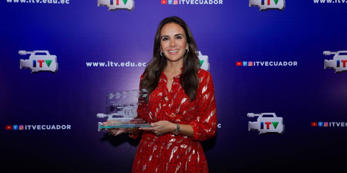 Estéfani Espín ganó el galardón de Mejor Presentadora de Noticias en los Premios ITV 2025
