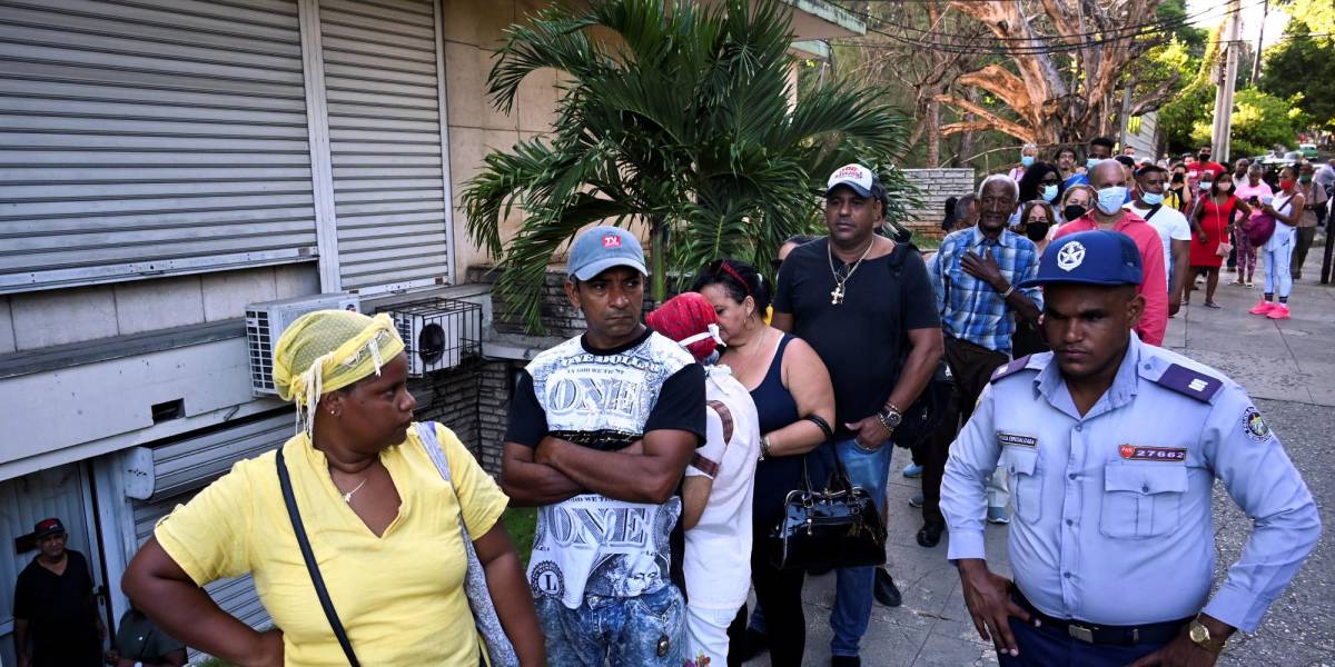 Esperanzados pero con dudas, los cubanos acuden a comprar divisas al Estado después de un año