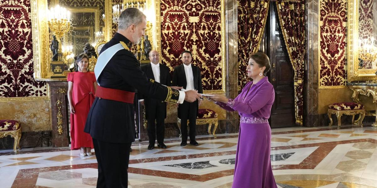 La embajadora de Ecuador, Wilma Andrade, entrega sus cartas credenciales al rey de España