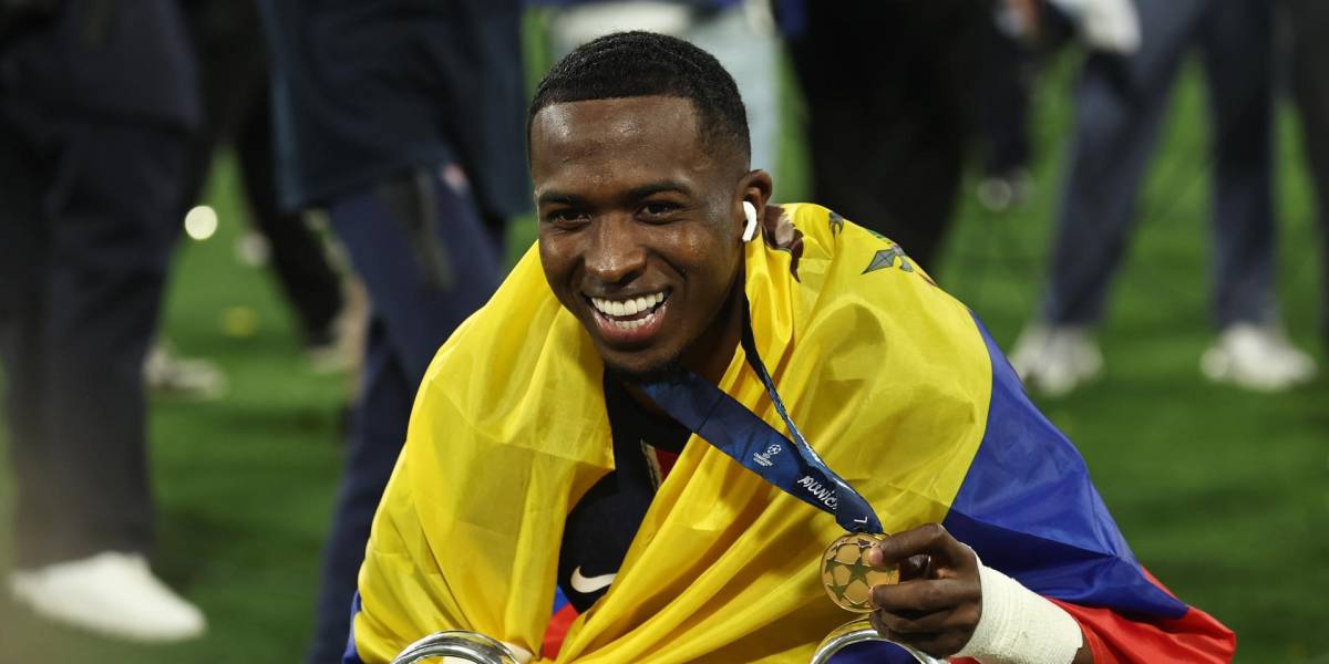 Antonio Valencia felicitó a Willian Pacho, tras quedar campeón de la Champions League