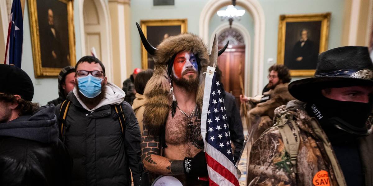 El chamán de QAnon es condenado a 41 meses de cárcel por el asalto al Capitolio