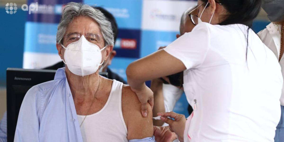 Lasso recibe primera vacuna contra la COVID-19 en Guayaquil