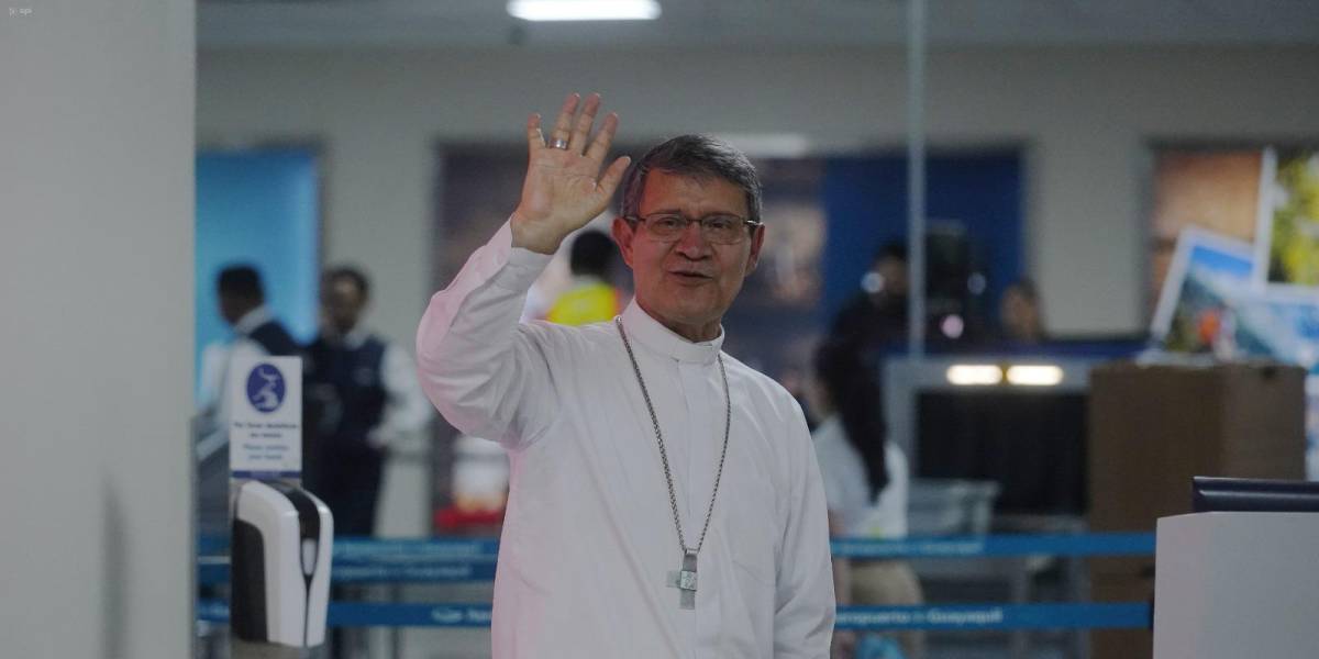 El cardenal Luis Cabrera emprendió viaje para asistir al funeral del papa Francisco