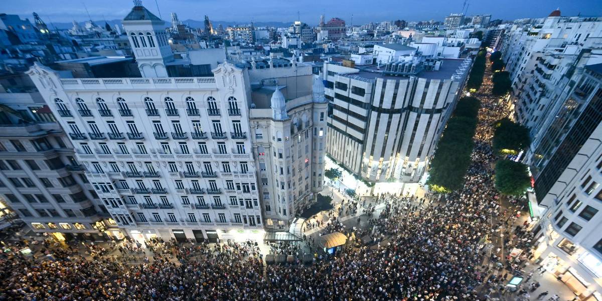 Decenas de miles de valencianos salen a las calles en aniversario de mortíferas inundaciones