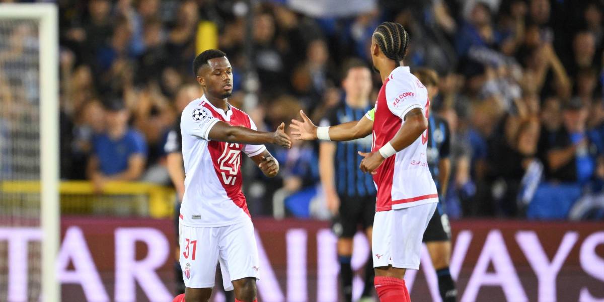 Los jugadores del AS Mónaco se quedan en ropa interior por calor extremo en avión