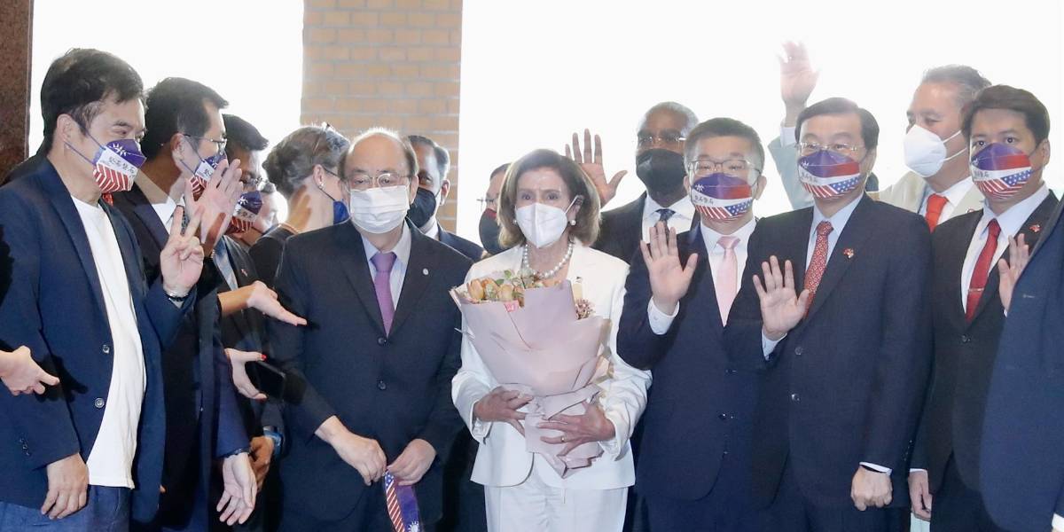 Pelosi abandona Taiwán tras provocar tensión con China