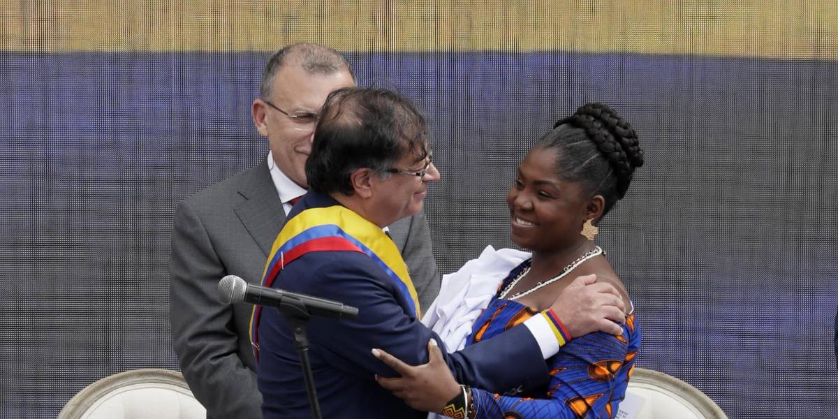 Petro ordena como primer acto de su Gobierno que saquen la espada de Bolívar