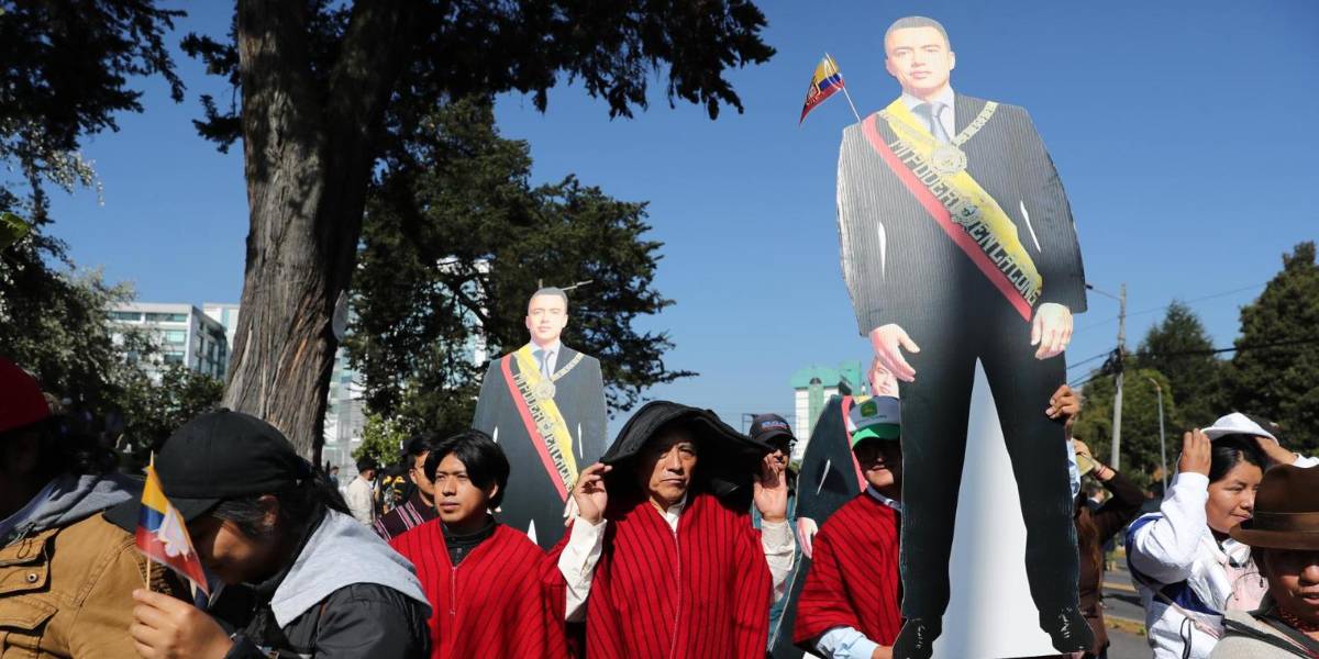 Los muñecos de cartón con la imagen de Noboa se reparten en las afueras de la Asamblea