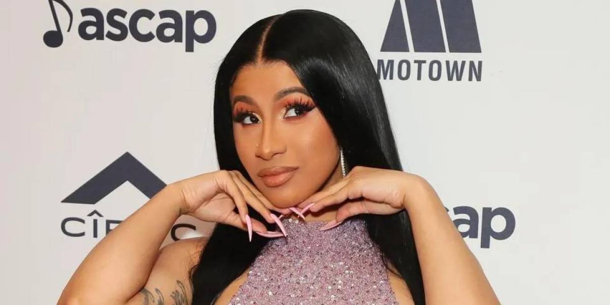 Cardi B sorprende con un cambio de look y se despide de su melena negra