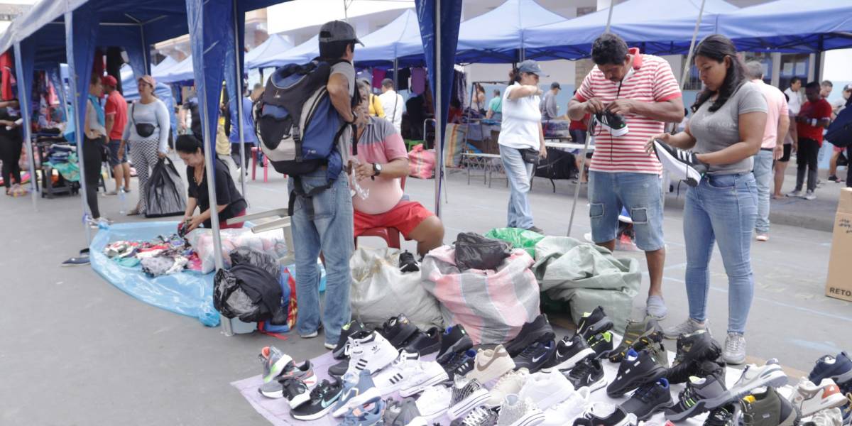 900 comerciantes se instalan en cuatro calles del centro de Guayaquil que serán peatonales todo diciembre