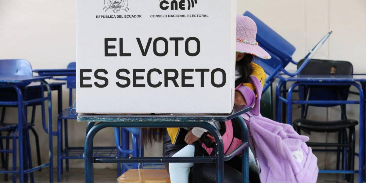 El Ministerio de Gobierno aplaude decisión del CNE de prohibir tomar fotos a la papeleta electoral