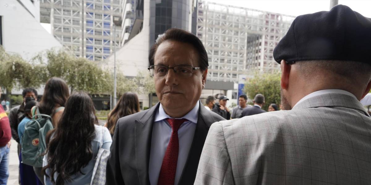 Villavicencio denuncia un pacto entre el correísmo y el PSC, a la espera de que la justicia levante su sanción
