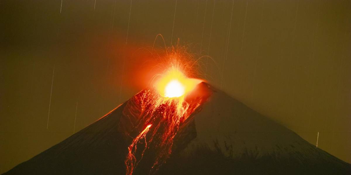 El volcán Sangay arroja ceniza y derrama material magmático por su cráter